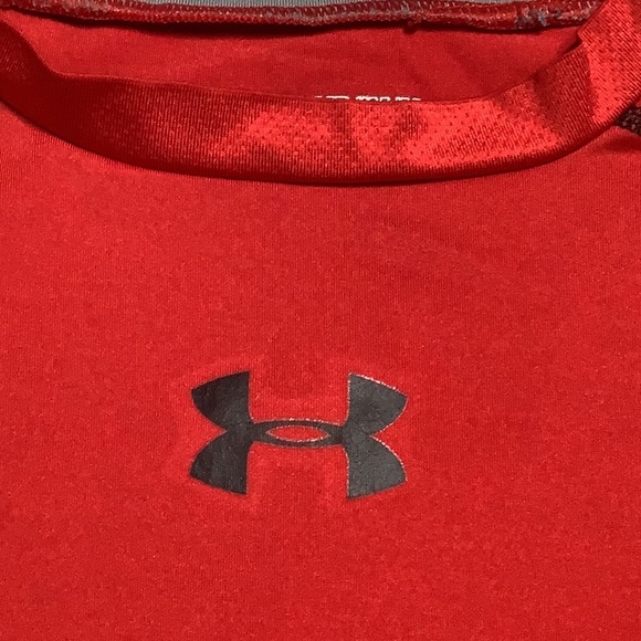 💥 Red Under Armour HeatGear youth Med fitted top - Picture 4 of 8